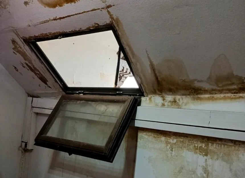 Spațiile de la etajul Primăriei Târgu Jiu au fost afectate de apa care s-a infiltrat Foto: Pandurul