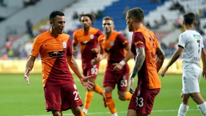 Moruţan (stânga) îl felicită pe Cicâldău pentru golul său, al doilea pentru Galatasaray