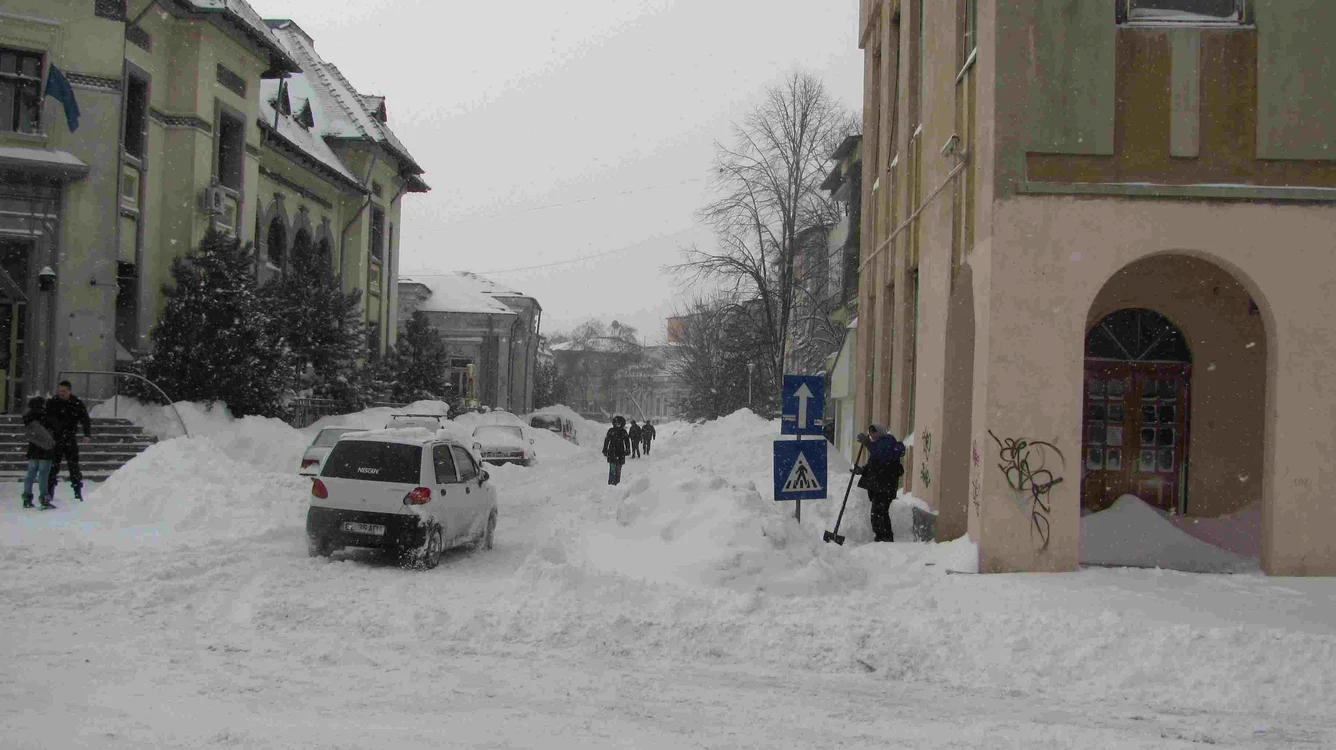 În Focşani încă se circulă greu pe străzi