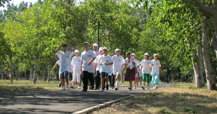 Copiii au plecat la plimbare pe aleile noului parc 