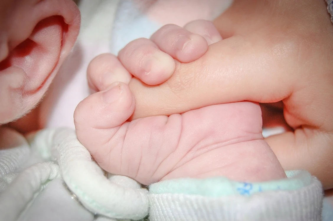 
    Bebeluşul dormea în acelaşi pat cu tatăl şi cu mama luiFoto: Pixabay  