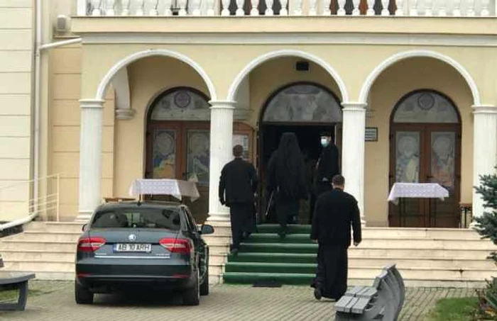 Momentul în care Arhiepiscopul Ortodox Irineu ajunge la conferinţa preoţilor. Foto: alba24.ro