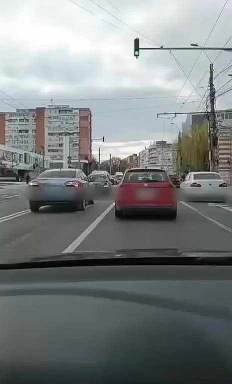 O șoferiță de 18 ani a a turtit mașina poliției aflată în misiune. Accidentul, surprins de o cameră de bord