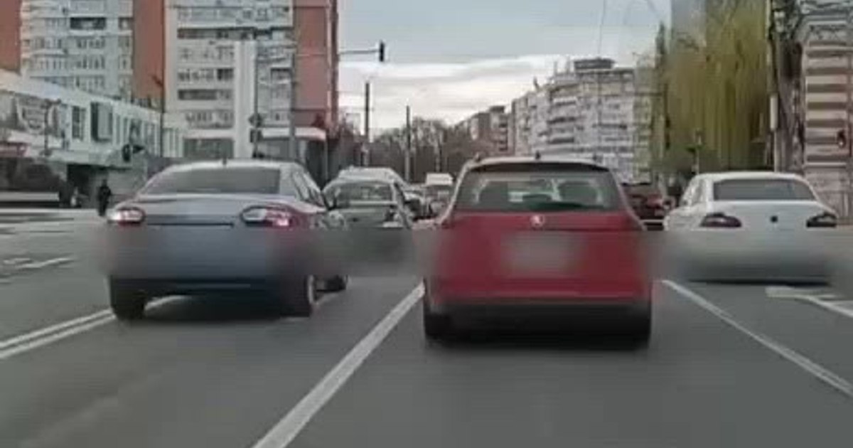 O șoferiță de 18 ani a turtit mașina poliției aflată în misiune. Accidentul, surprins de o cameră de bord