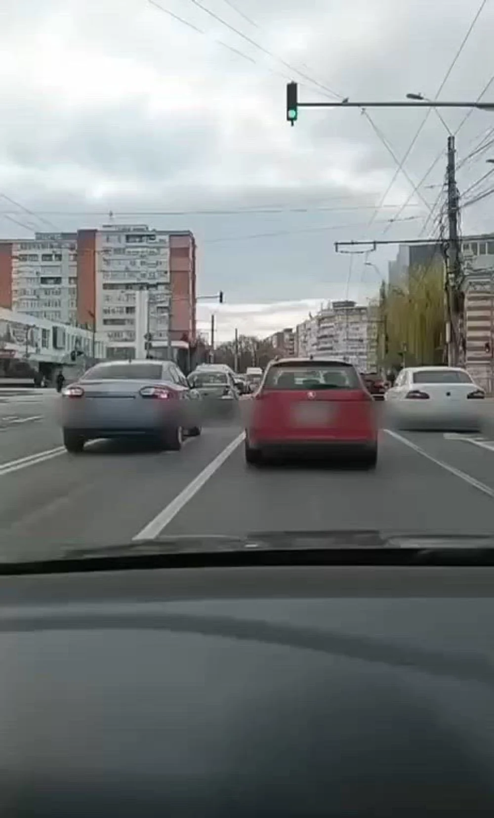 O șoferiță de 18 ani a a turtit mașina poliției aflată în misiune. Accidentul, surprins de o cameră de bord