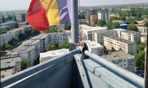 Steagul Romaniei de sus din far jpeg