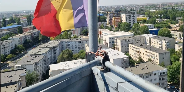 Steagul Romaniei de sus din far jpeg