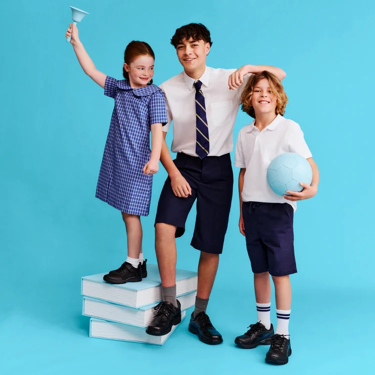 3 școlari de vârste diferite, în ținute și încălțăminte potrivite pentru școală Foto shoesandsox.com