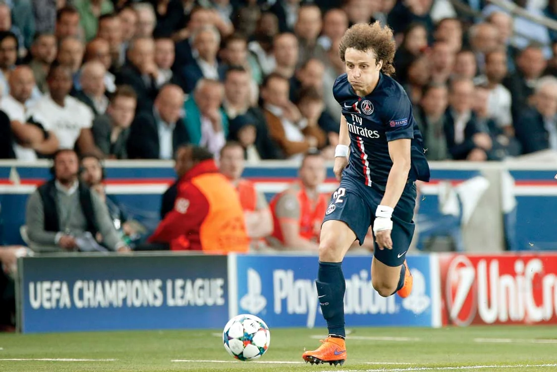 
    David Luiz este  titular la PSG, iar  viaţa extrasportivă  ordonată îl ajută să  se menţină în topFoto: AP  