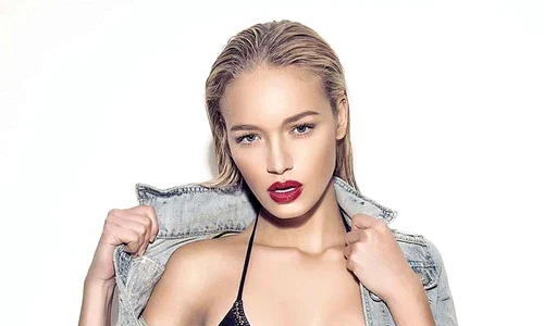 Roxy Horner  este un fotomodel  britanic de succes jpeg