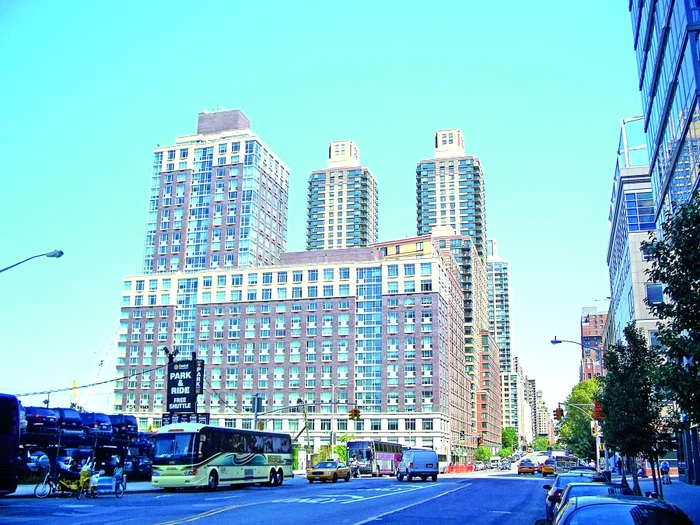 Americanul a căzut de la o înălţime de 1,5 ori Casa Poporului (84 m)