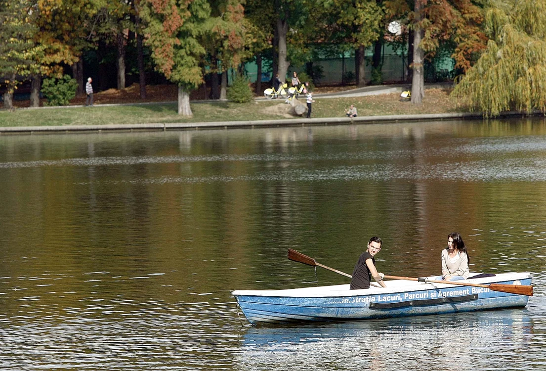 
    Vremea schimbă foaia de mâine, aşa că bucureştenii se bucură din plin de gradele din termometreFoto: Dorin Constanda  