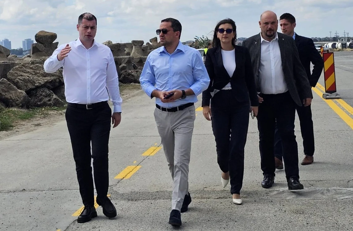 Ministrul Ciprian Şerban, pe şantierul din Portul Constanţa. FOTO: Facebook/Ciprian Şerban