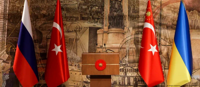 Steagurile Rusiei, Ucrainei şi Turciei la negocierile din 2022 desfăşurate la Istanbul