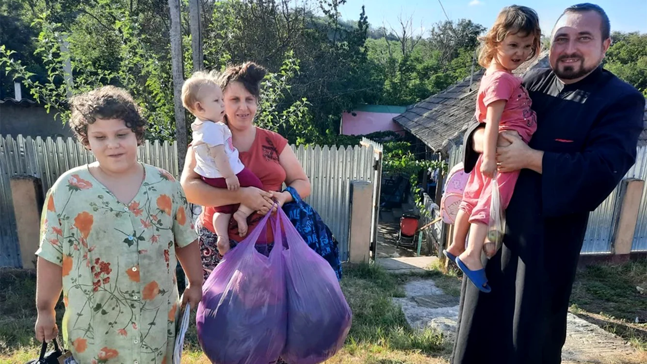 Părintele Cătălin Radu, mereu aproape de enoriaşii din Suceveni. Fotografii: Arhivă personală