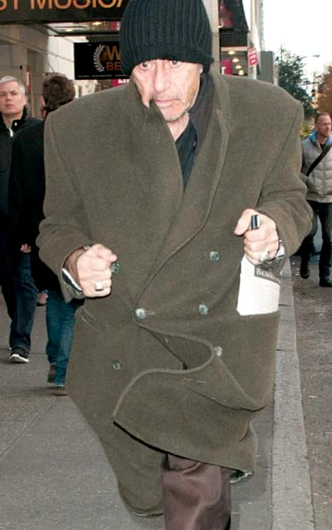 2012 Îmbrăcat cu un palton anost şi cu fesul mult tras pe frunte, Al Pacino arată ca un boschetar! (foto: guliver)