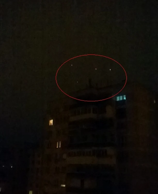 Cele patru lumini de deasupra blocului au fost fotografiate în jurul orei 1.00 FOTO Cristina Răduţă