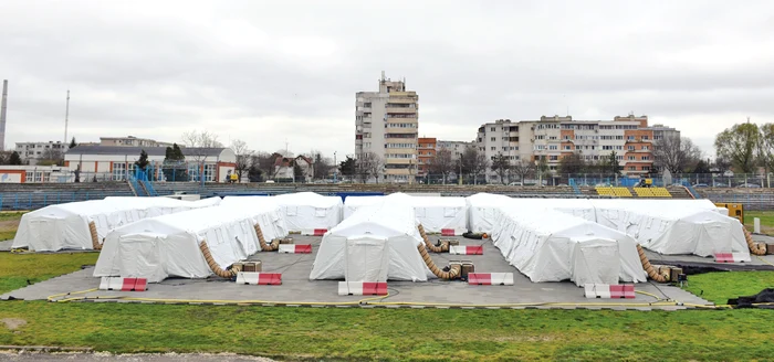 Constanţa. Pe stadionul de fotbal din port s-au ridicat zeci de corturi