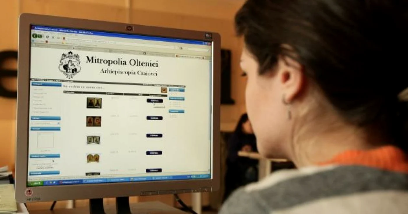 Oltenii pot cumpăra, printr-un simplu click, tămâie şi lumânări. Foto: Victor C. Boldîr