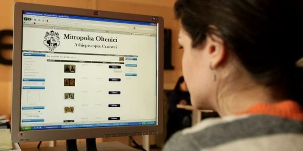 Oltenii pot cumpăra, printr-un simplu click, tămâie şi lumânări. Foto: Victor C. Boldîr