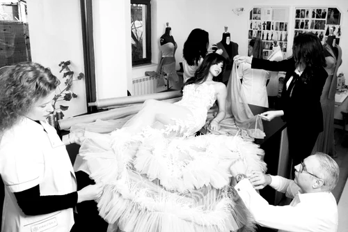 În anii ’50–’80 colecțiile se construiau direct pe corpul modelelor