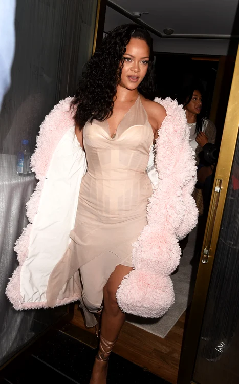 Rihanna, într-o ținută roz la Săptămâna Modei de la New York