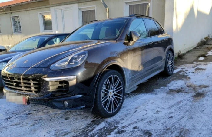 La percheziţii, oamenii legii au găsit la locuinţa individului şi un Porsche Cayenne. Foto: IPJ Argeş