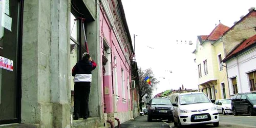 Clădirile de pe strada Mircea Eliade nu sunt în pericol în caz de cutremur, dar proprietarii de locuinţe trebuie să-şi asigure imobilele