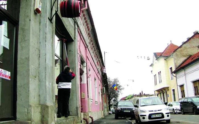 Clădirile de pe strada Mircea Eliade nu sunt în pericol în caz de cutremur, dar proprietarii de locuinţe trebuie să-şi asigure imobilele