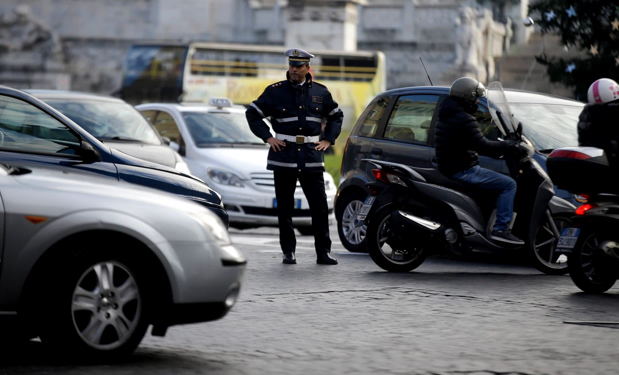 Milano, decembrie 2015. Traficul auto a fost interzis între orele 10.00 și 16.00 (foto: AP)