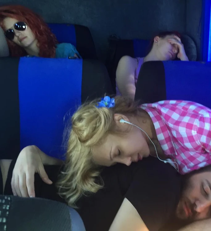 Între concerte, Lora, managerul ei şi dansatoarele trag un pui de somn în maşină