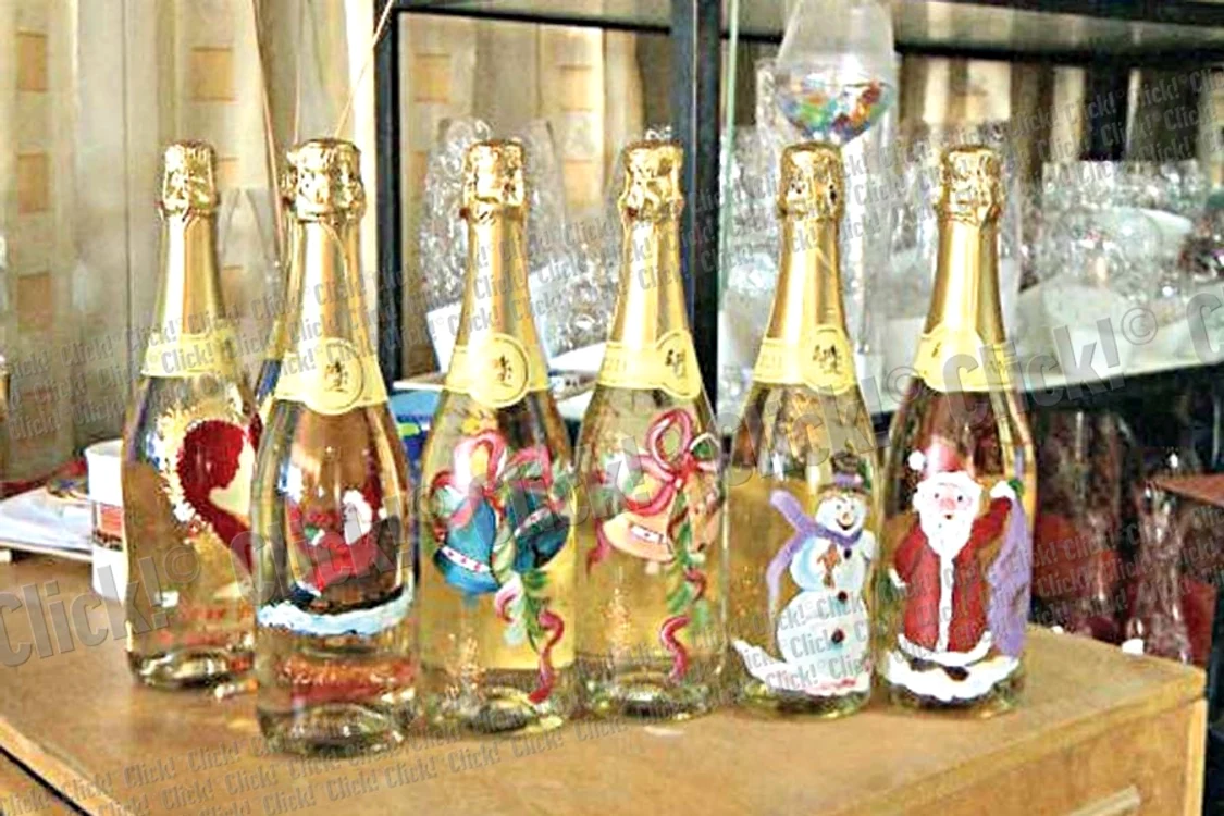 În afară de globuleţe,  angajaţii pictează şi  sticle de şampanie (FOTOGRAFII: IONUŢ DIMA )