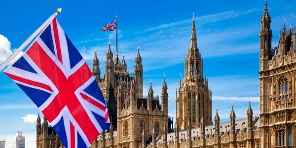 Parlamentul din Londra si steagul britanic FOTO Shutterstock jpg