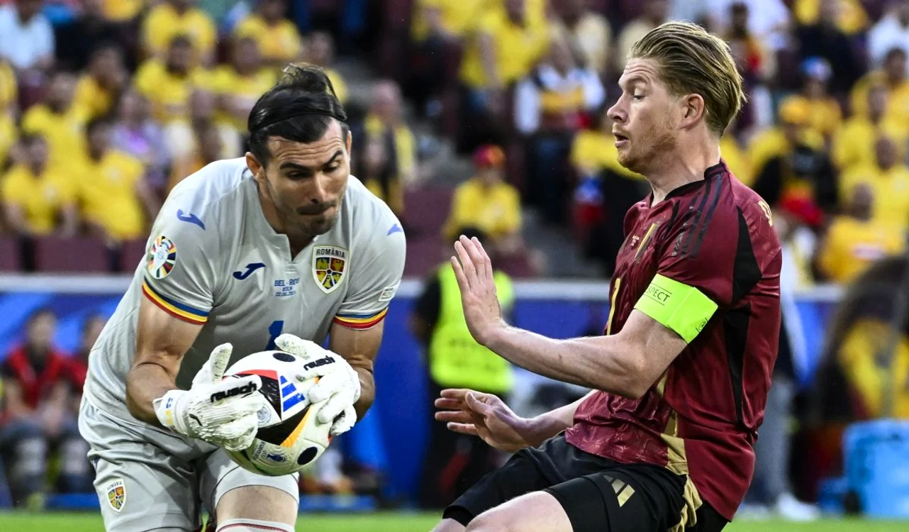 Florin Niță, în duel cu De Bruyne (FOTO: Profimedia)