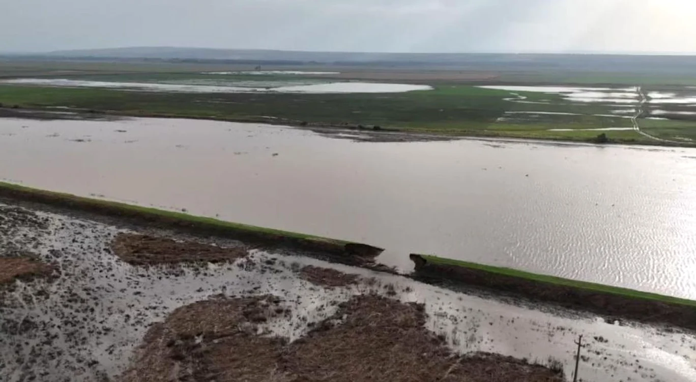 Imagini din dronă cu un dig din Vaslui care s-a rupt în trei puncte. FOTO captură video Antena 3 CNN