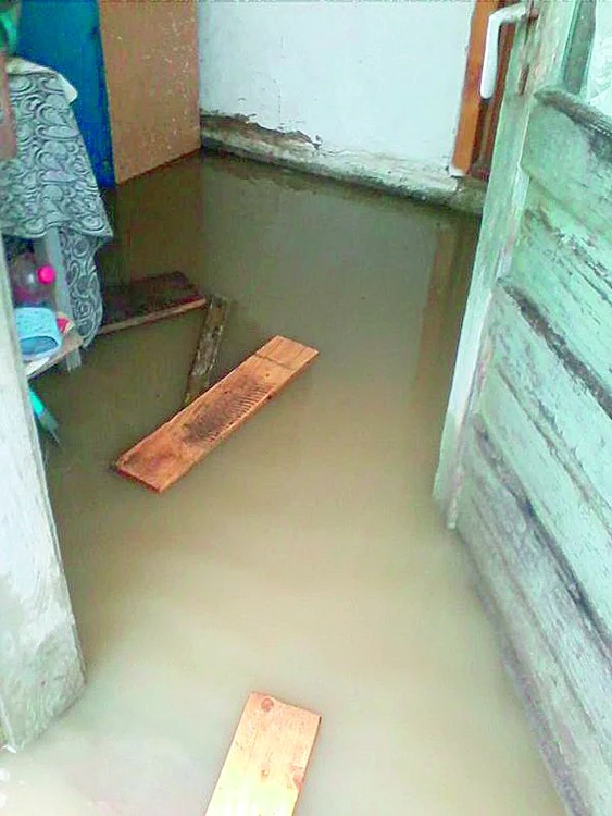 Sute de oameni din 4 judeţe au fost evacuaţi, după ce viitura a năvălit peste casele lor (FOTOGRAFII: informatiadeseverin.ro, adevarul.ro)