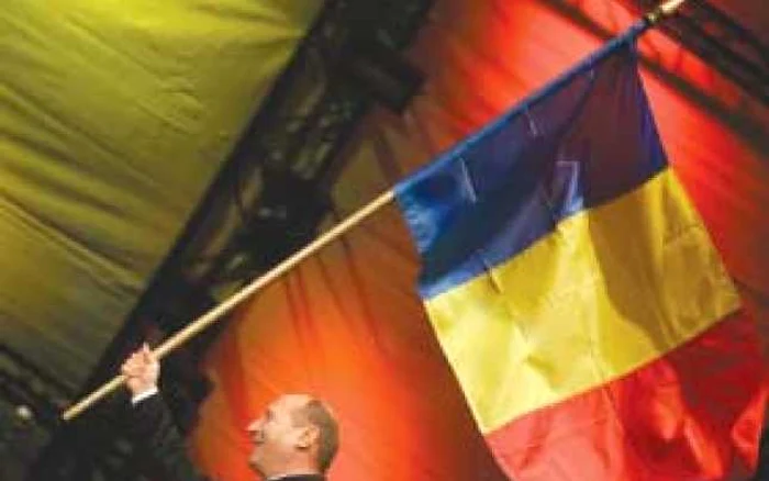 Decembrie 2006. Piaţa Universităţii: Traian Băsescu agită tricolorul  în cinstea intrării României în Uniunea Europeană
