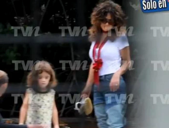 Salma Hayek şi fiica sa s-au jucat cu un delfin FOTO: Captură video TVNotas!