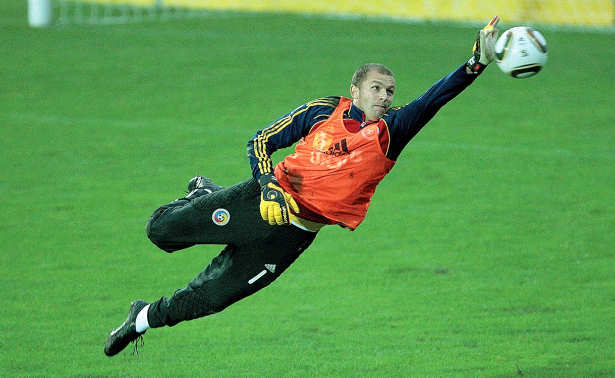 
    Din 2009, Bogdan a jucat 28 de meciuri pentru AS Roma  