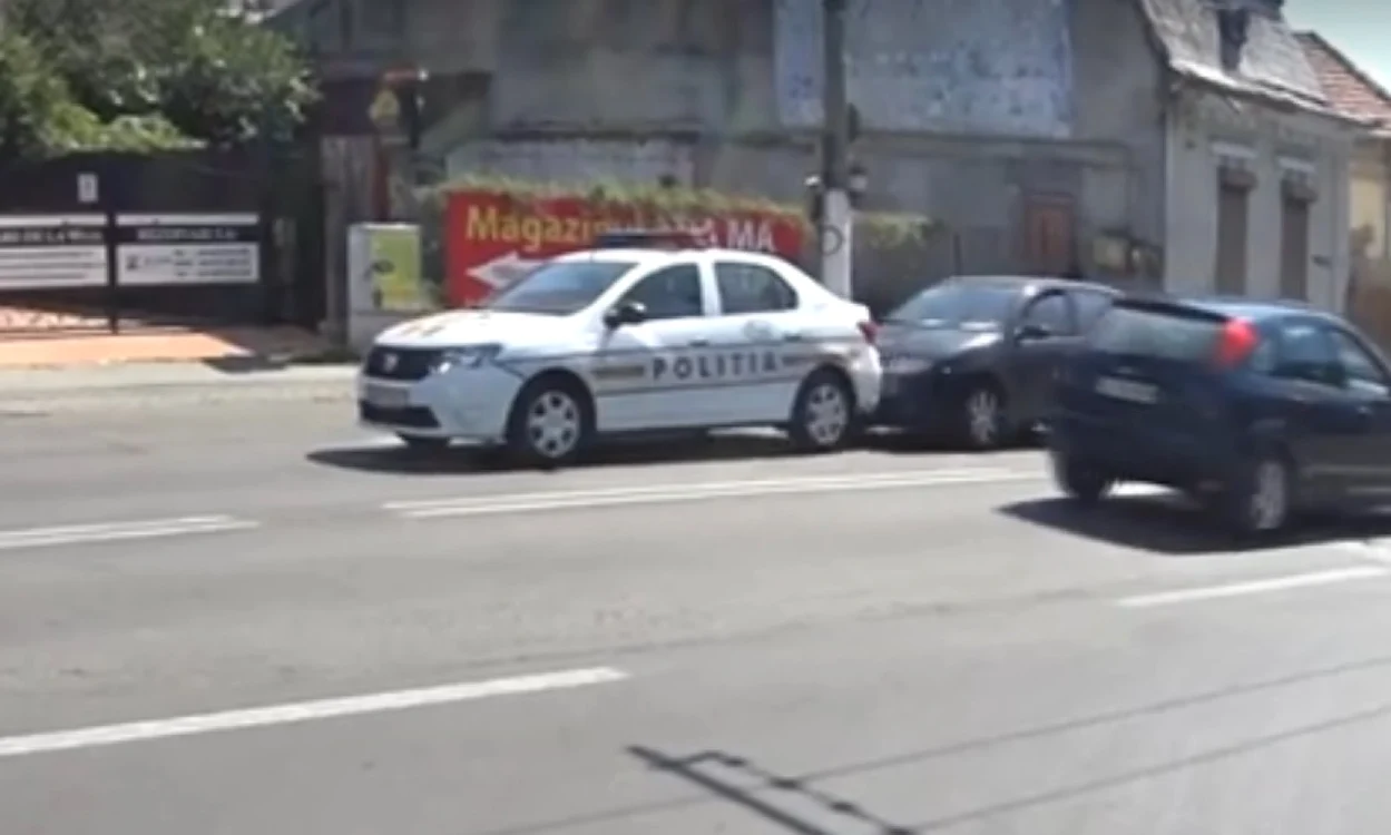 Maşina de poliţie a fost lovită în spate                                          Sursă foto: www.facebook.com/albert.jereb
