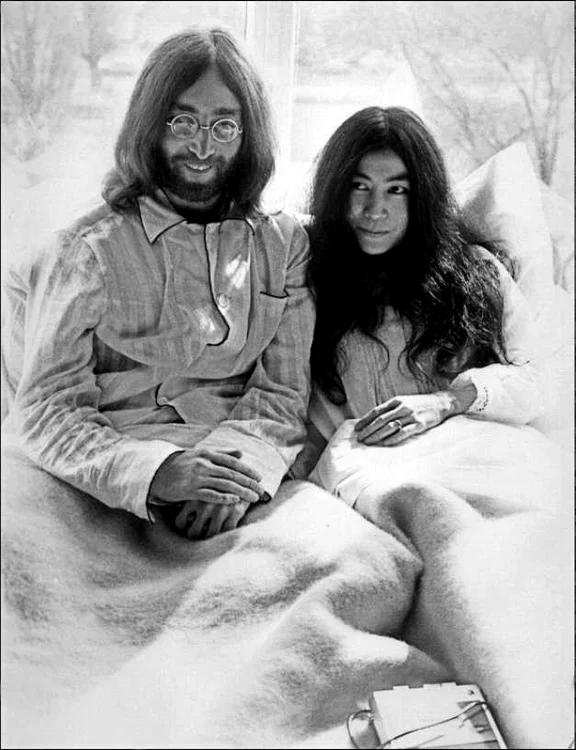 Lennon alături de Yoko Ono, cu care se
căsătoreşte pe 20 martie 1969 FOTO AFP