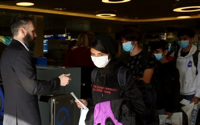 Un grup de 12 minori neînsoţiţi sunt relocaţi din Grecia în Luxemburg 15 aprilie 2020 FOTO EPA-EFE