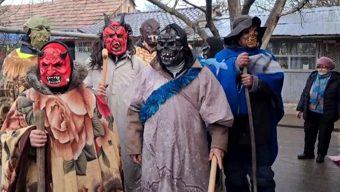 „Mersul cu urâții”, obicei păstrat la Caraula, Dolj FOTO: captura video