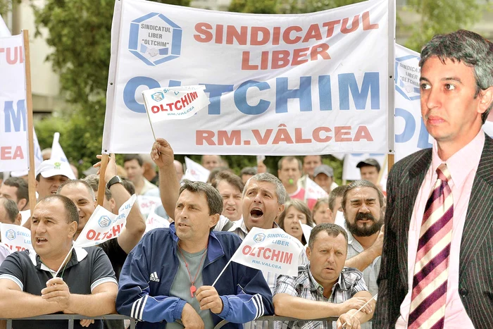 Muncitorii de la Oltchim nu şi-au primit salariile de circa trei luni şi au ieşit în stradă