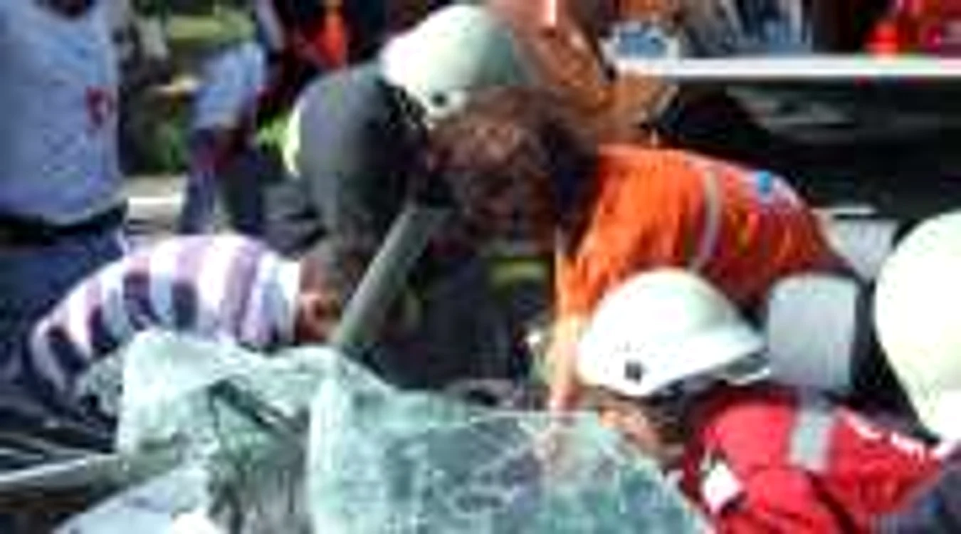 Echipajele SMURD au scos trei raniti dintre fiarele contorsionate