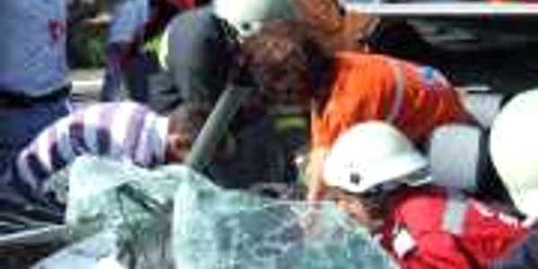 Echipajele SMURD au scos trei raniti dintre fiarele contorsionate