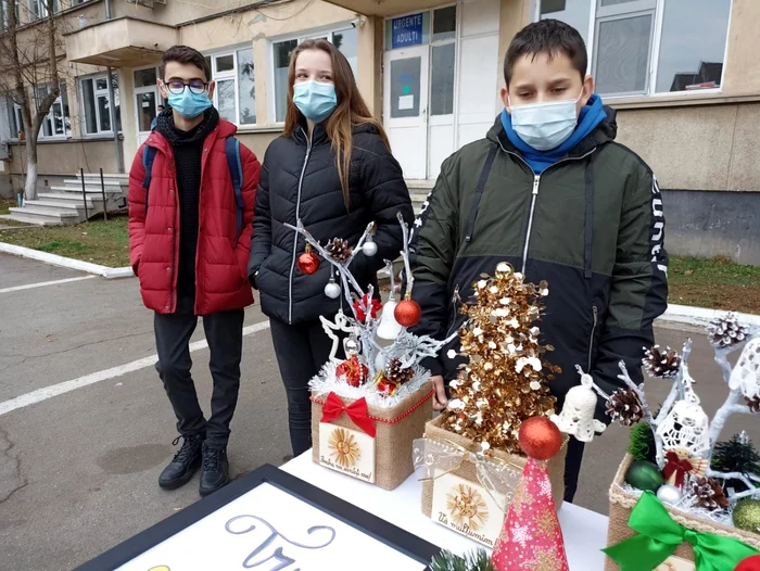 Obiecte decorative specifice sărbătorilor de iarnă au fost donate Spitalului Judeţean de Urgenţă Foto A. Ion