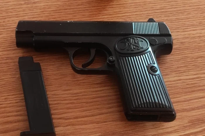 Pistolul cu bile a fost confiscat de jandarmi Foto: Jandarmeria Gorj