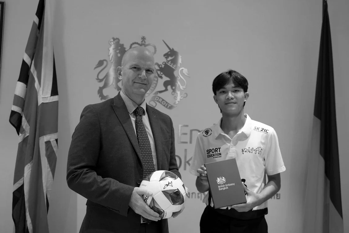 Duangpetch Promthep alături de ambasadorul Regatului Unit în Thailanda, Mark Gooding FOTO Twitter