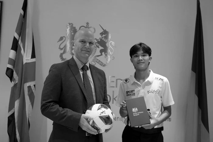 Duangpetch Promthep alături de ambasadorul Regatului Unit în Thailanda, Mark Gooding FOTO Twitter